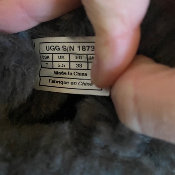 EUC Ugg Bailey Button Triplet boots in grey - Picture 9 of 11